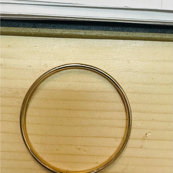 ENewton small narrow hinged bangle bracelet. Gold electroplated. Brand new - Picture 7 of 8